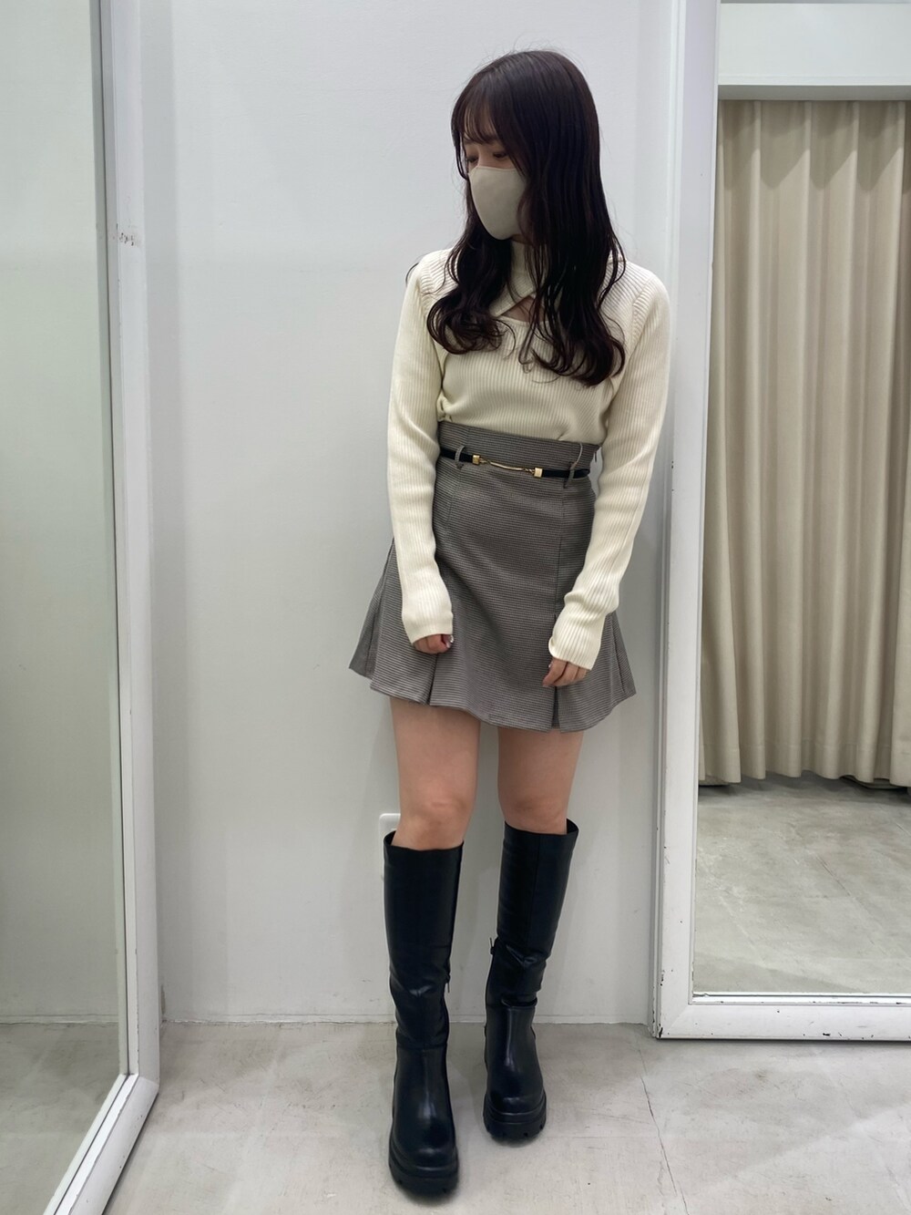 ブルー系のテーラードジャケット、ホワイト系のニット/セーター、その他のスカートを着用したレディースの秋コーディネートの3枚目の写真