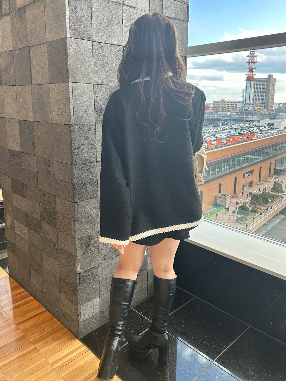 「ツイードジャケット、セットアップ、アフタヌーンティー、参戦服、オールブラック、骨格ウェーブ、ブルベ夏、お出かけコーデ、休日スタイル、お洒落さんとつながりたい、オトナカワイイ、プチプラ、いいね、save、フォローお願いします🤑、ワントーンコーデ、モノトーンコーデ」｜「one after another NICE CLAUPのツイードミニフレアスカート/セットアップジャケットあり（スカート、ブラック系）」を使った、mizuki♡さん（レディース・157cm）の冬コーディネートの3枚目の写真