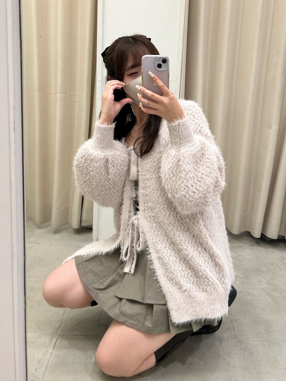 ピンク系のカーディガン/ボレロ、ホワイト系のキャミソール、ピンク系のショルダーバッグを着用したレディースの秋コーディネートの2枚目の写真