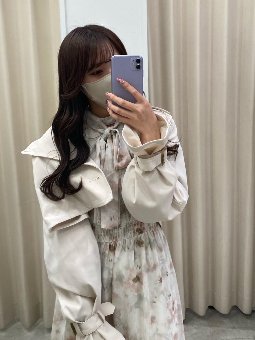 ホワイト系のトートバッグ、ホワイト系のブーツ、ホワイト系のトレンチコートを着用したレディースの春コーディネートの3枚目の写真