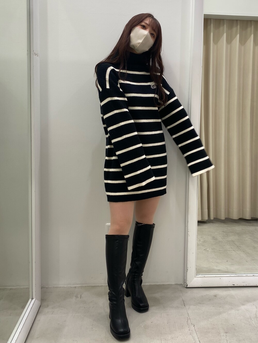 「おしゃれさんと繋がりたい、ニットワンピース、ミニワンピ、ベルスリーブ、ハイネック、ロングブーツ、オールブラック、参戦服、ボーダー、冬コーデ」｜「one after another NICE CLAUPのハイネックNC刺しゅうチュニック（ニット/セーター、ブラック系）」を使った、mizuki♡さん（レディース・157cm）の冬コーディネートの3枚目の写真