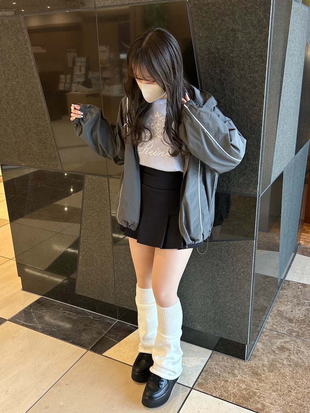 グレー系のナイロンジャケット、ブルー系のニット/セーター、ブラック系のスカートを着用したレディースの冬コーディネートの2枚目の写真