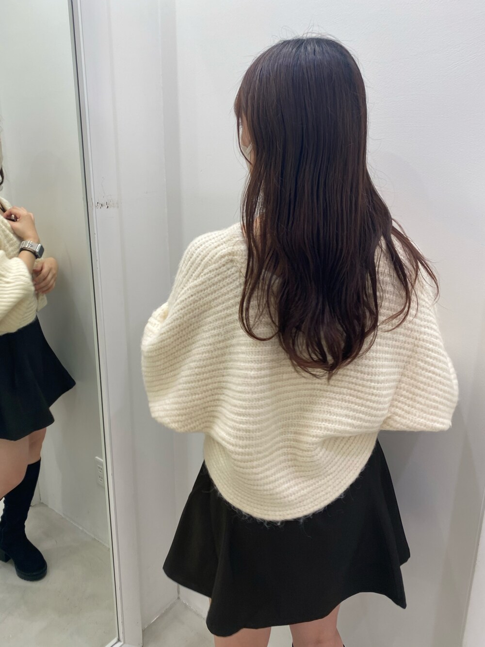ブラウン系のキャミソール、ホワイト系のカーディガン/ボレロ、ブラウン系のスカートを着用したレディースの秋コーディネートの2枚目の写真