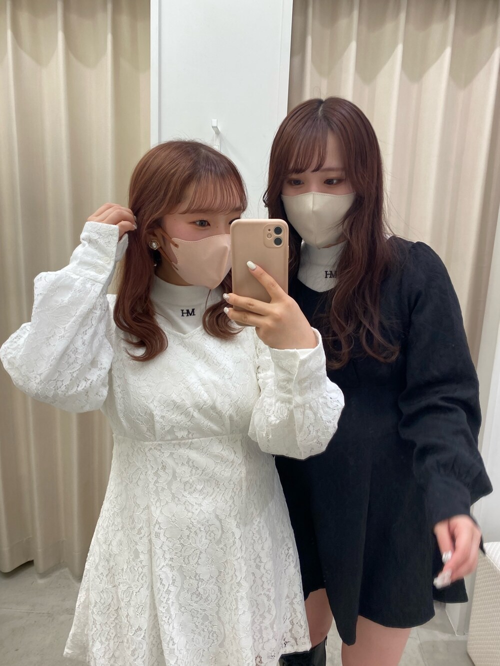 ブラック系のワンピース、ブラック系のブーツ、ブラック系のブーツを着用したレディースの冬コーディネートの2枚目の写真