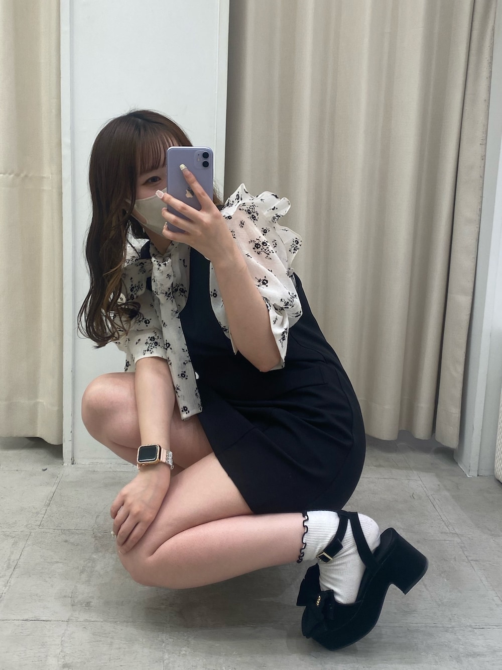 ホワイト系のワンピース、ブラック系のショルダーバッグ、ブラック系のサンダルを着用したレディースの春コーディネートの2枚目の写真