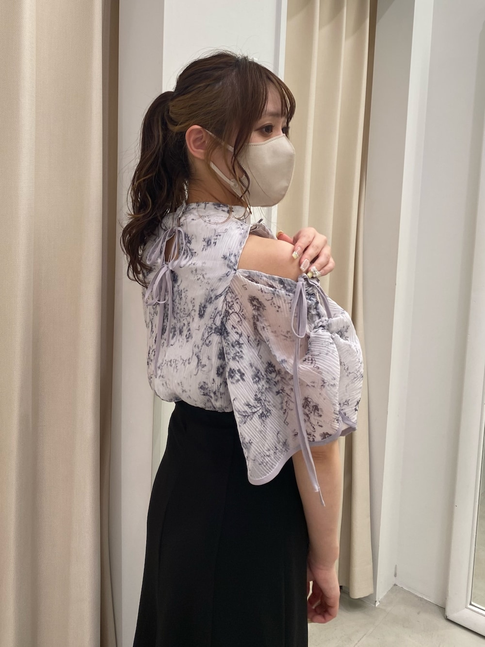グレー系のシャツ/ブラウス、ホワイト系のバッグ、ブラック系のスカートを着用したレディースの春コーディネートの3枚目の写真