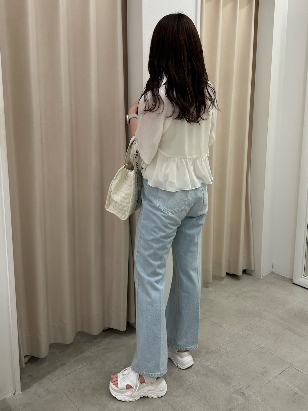 「シアートップス、ショルダーバッグ、シンプルコーデ、夏、カジュアルコーデ、パンツスタイル、オトナ女子、デニム、お洒落さんとつながりたい、骨格ウェーブ、ブルベ夏」|「one after another NICE CLAUPのシャーリングビスチェセットブラウス(シャツ/ブラウス、ホワイト系)」を使った、mizuki♡さん(レディース・157cm)の夏コーディネートの2枚目の写真