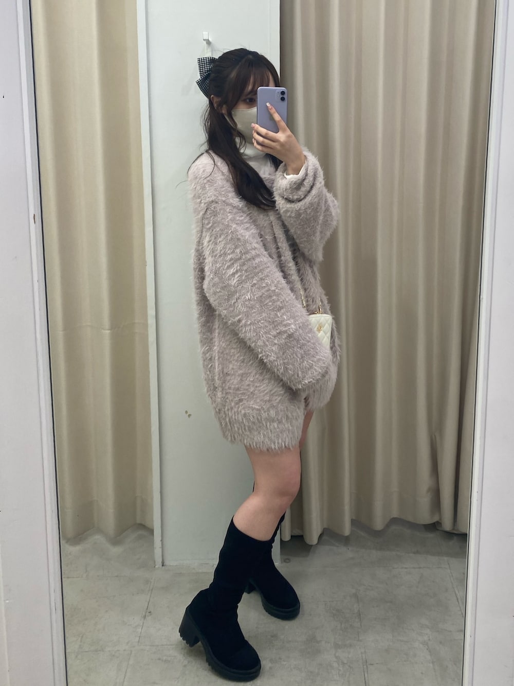 「カーディガン、ニットワンピース、ふわふわ、あざとい、あざとかわいい、オトナカワイイ、おしゃれさんと繋がりたい、ミニスカート、冬コーデ、ロングブーツ、デート服」|「one after another NICE CLAUPのレイヤードスタイルにもおすすめ。ベロアタートルネック(Tシャツ/カットソー、ホワイト系)」を使った、mizuki♡さん(レディース・157cm)の秋コーディネートの2枚目の写真