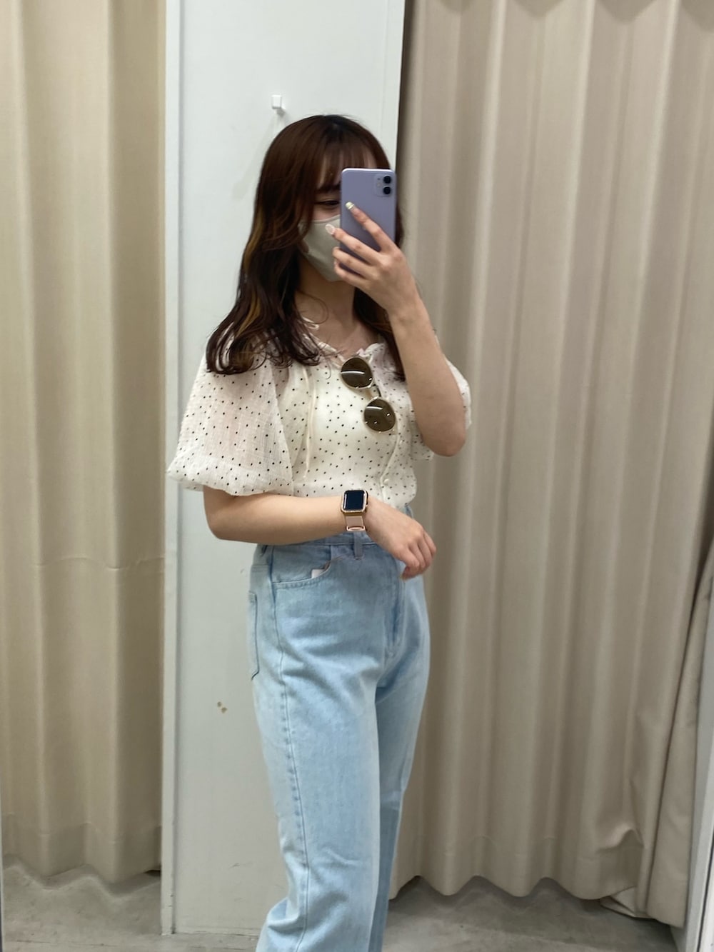 ホワイト系のキャミソール、その他のTシャツ/カットソー、ブルー系のデニムパンツを着用したレディースの春コーディネートの3枚目の写真