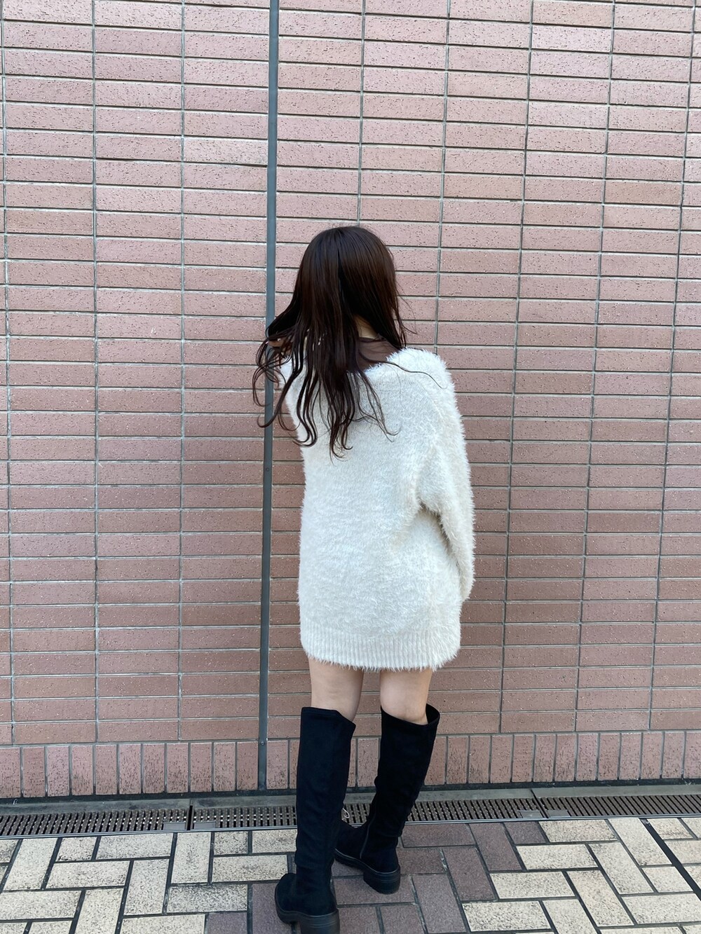 ホワイト系のカーディガン/ボレロ、ブラウン系のTシャツ/カットソー、ブラック系のスカートを着用したレディースの秋コーディネートの4枚目の写真