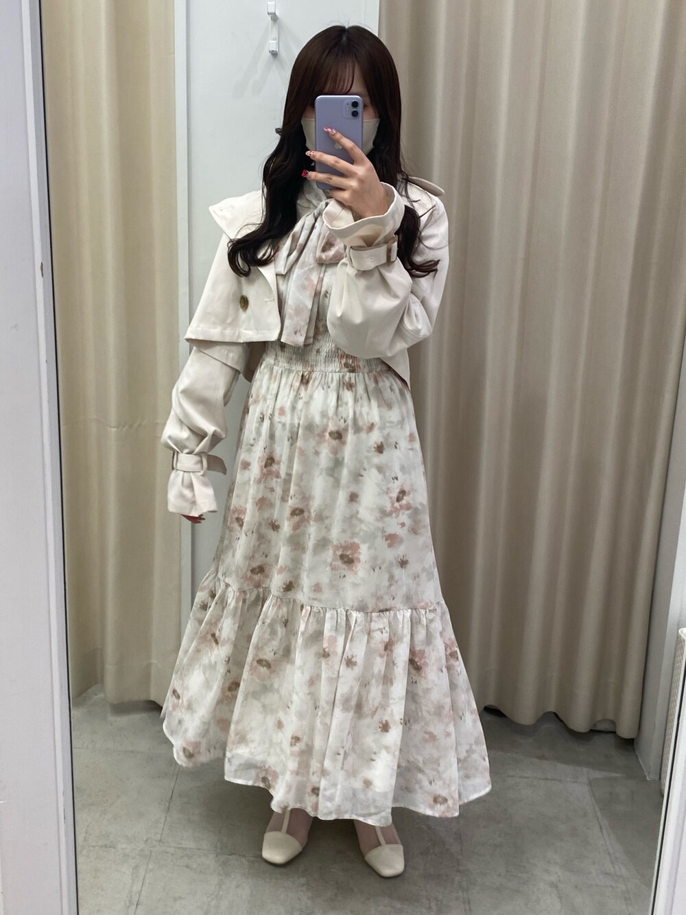 ホワイト系のトートバッグ、ホワイト系のブーツ、ホワイト系のトレンチコートを着用したレディースの春コーディネートの2枚目の写真