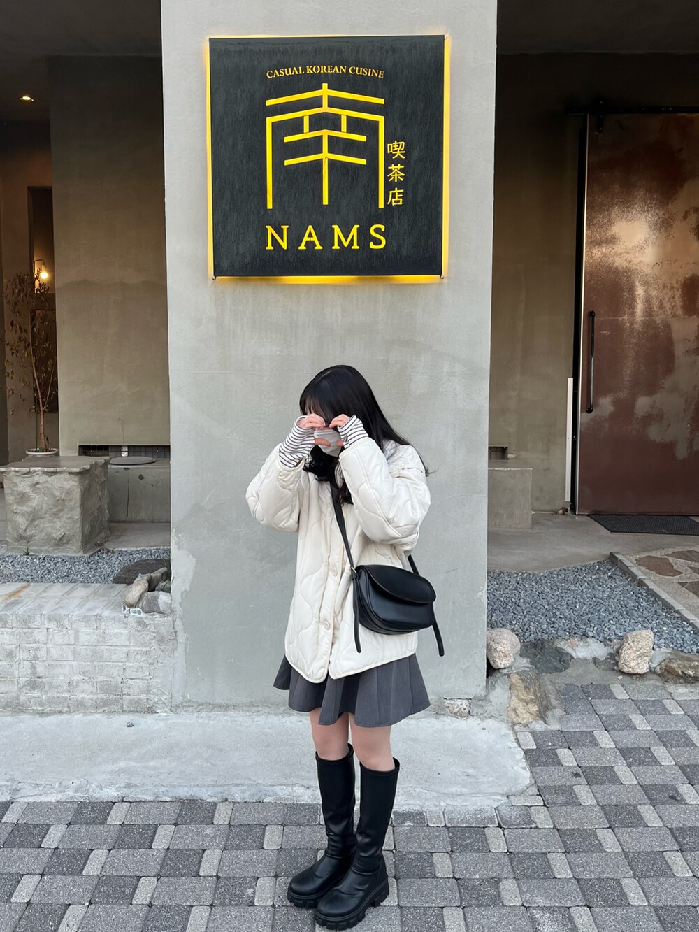 「春コーデ、シンプルスタイル、カジュアルコーデ、お出かけコーデ、おしゃれさんと繋がりたい、今日のコーデ、着回しコーデ、春服コーデ、春服デビュー宣言、ootd、春服、モノトーン、ロングブーツ、ミニスカート、低身長」｜「しまむらのアイテム（ブーツ、ブラック系）」を使った、コムギさん（レディース・147cm）の春コーディネートの3枚目の写真