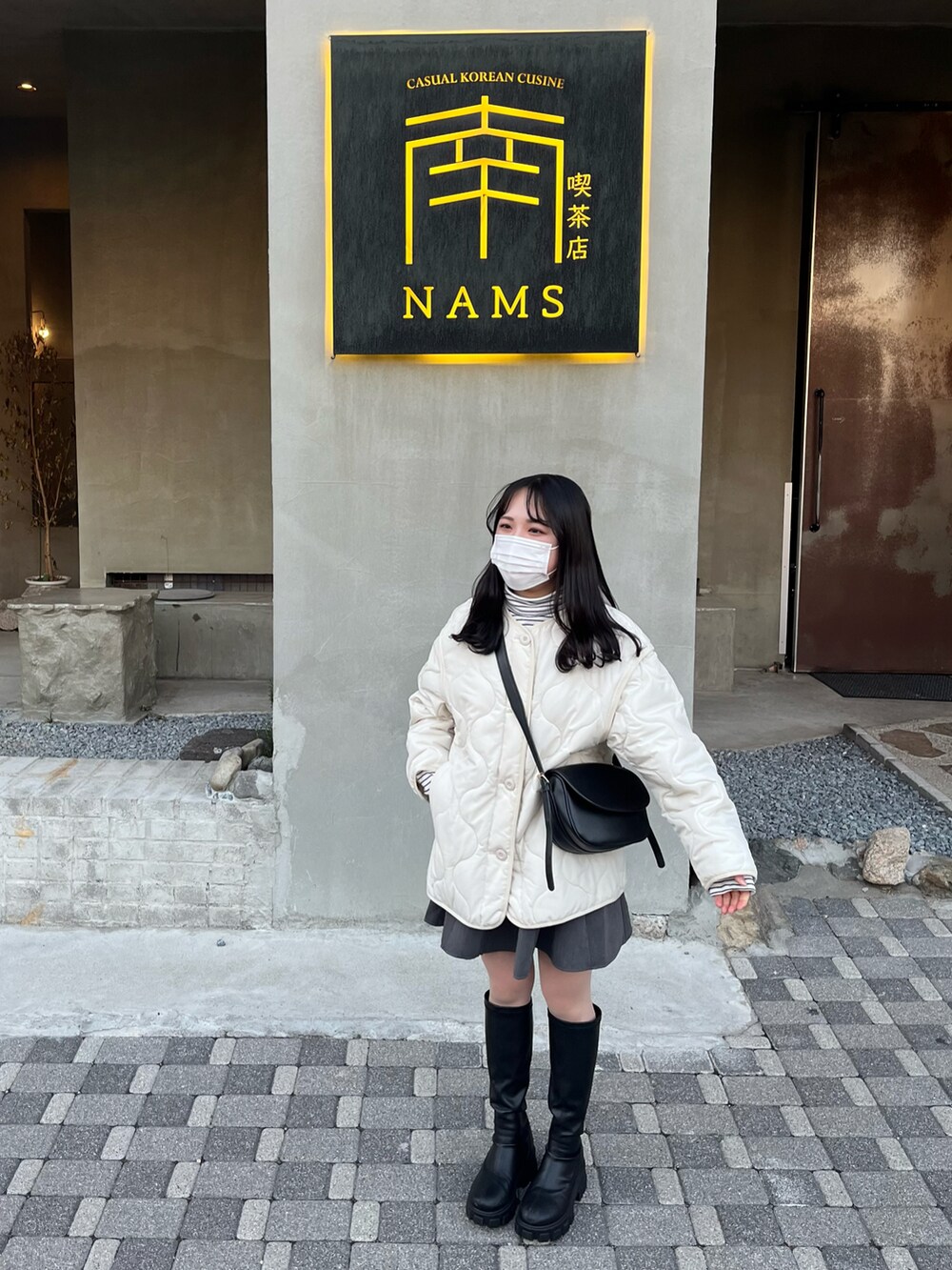 「春コーデ、シンプルスタイル、カジュアルコーデ、お出かけコーデ、おしゃれさんと繋がりたい、今日のコーデ、着回しコーデ、春服コーデ、春服デビュー宣言、ootd、春服、モノトーン、ロングブーツ、ミニスカート、低身長」｜「しまむらのアイテム（ブーツ、ブラック系）」を使った、コムギさん（レディース・147cm）の春コーディネートの2枚目の写真