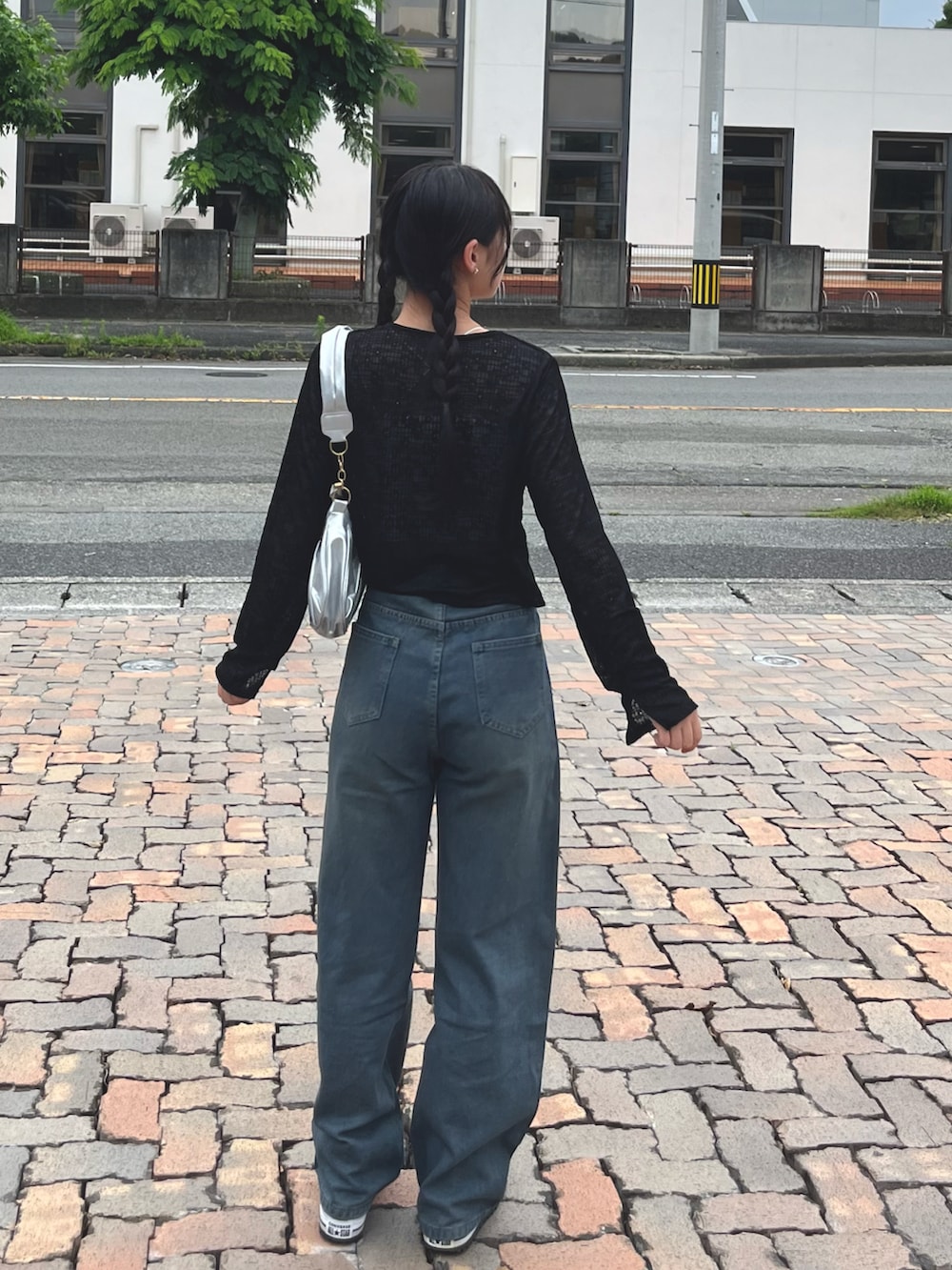 ブラック系のカーディガン/ボレロ、シルバー系のハンドバッグ、ホワイト系のキャミソールを着用したレディースの秋コーディネートの2枚目の写真