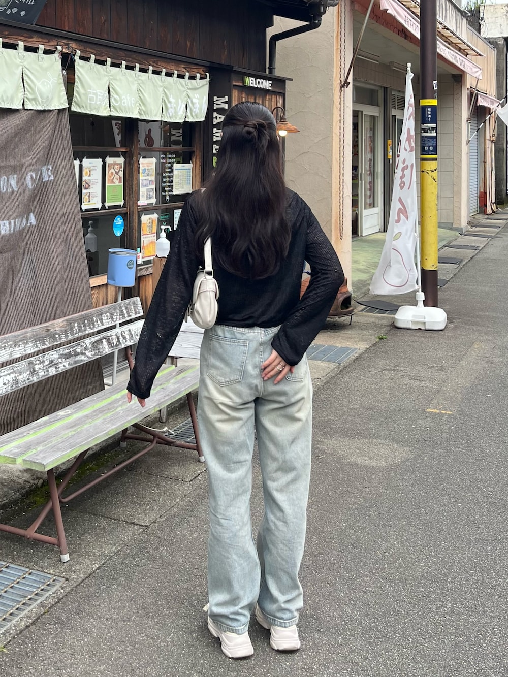ブルー系のデニムパンツ、ホワイト系のサンダル、グレー系のキャミソールを着用したレディースの夏コーディネートの2枚目の写真
