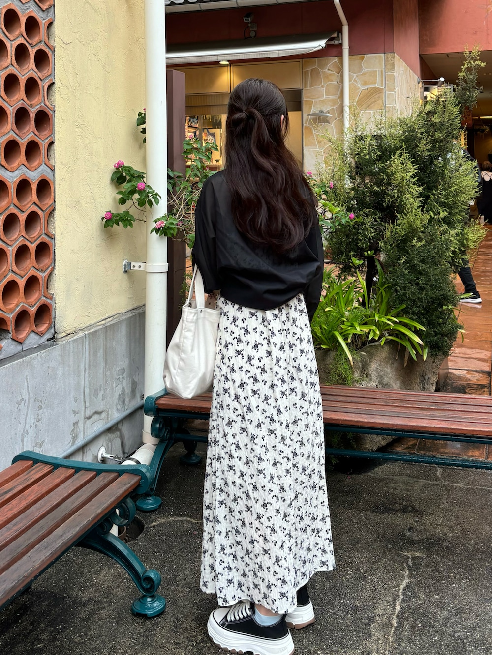 ブラック系のシャツ/ブラウス、ホワイト系のワンピース/ドレス、ブラック系のスニーカーを着用したレディースの秋コーディネートの2枚目の写真