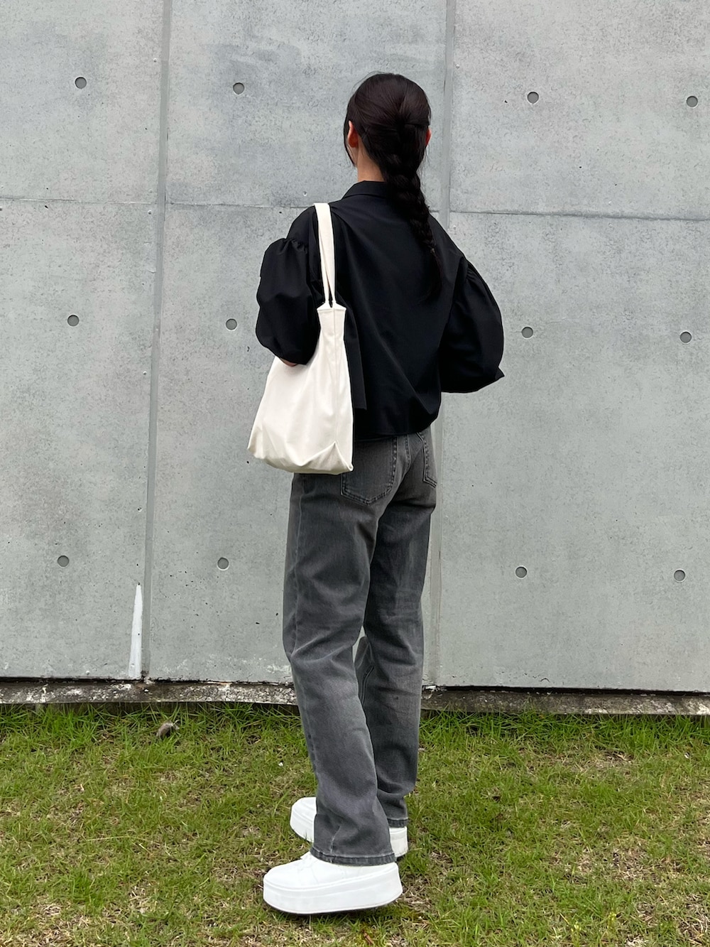 ブラック系のシャツ/ブラウス、ブラック系のデニムパンツ、ホワイト系のスニーカーを着用したレディースの夏コーディネートの2枚目の写真