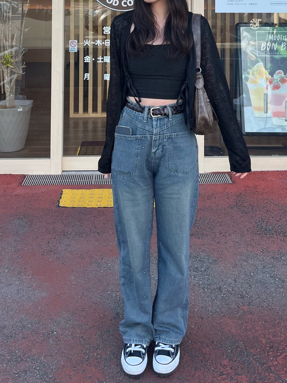 ブラック系のカーディガン/ボレロ、ブラウン系のハンドバッグ、ブルー系のデニムパンツを着用したレディースの秋コーディネートの2枚目の写真