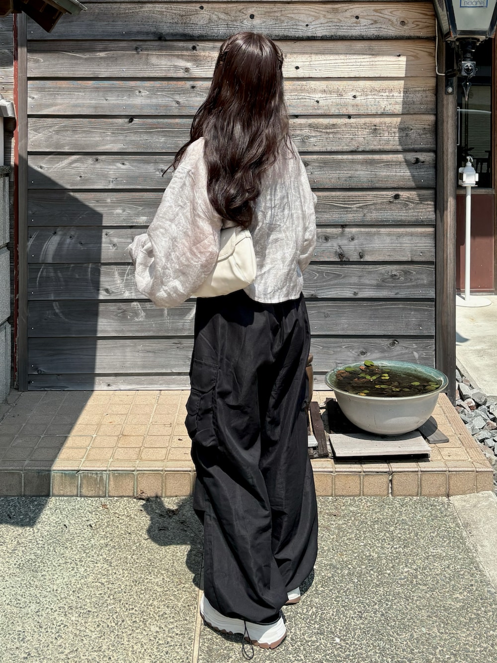 ブラック系のキャミソール、グレー系のシャツ/ブラウス、ブラック系のカーゴパンツを着用したレディースの秋コーディネートの2枚目の写真