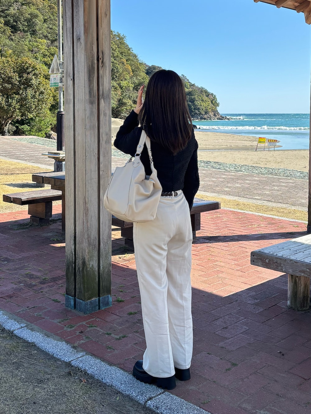 ブラック系のローファー、ブラック系のテーラードジャケット、ホワイト系のカーゴパンツを着用したレディースの春コーディネートの2枚目の写真