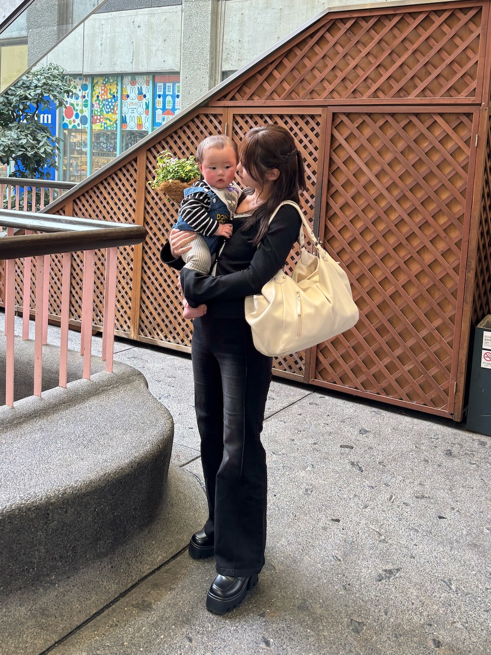 ブラック系のTシャツ/カットソー、ブラック系のデニムパンツ、ブラック系のローファーを着用したレディースの春コーディネートの2枚目の写真