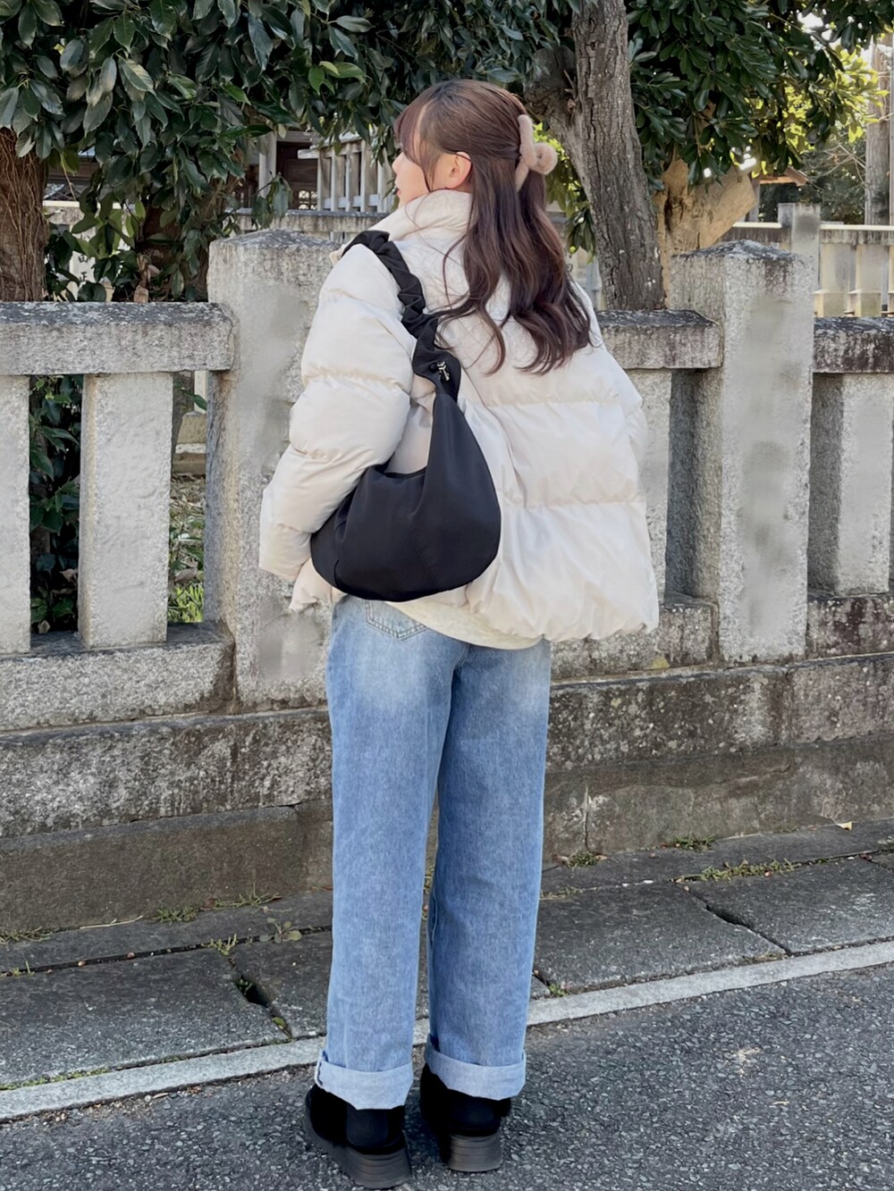 ホワイト系のスウェット、ブルー系のデニムパンツ、ホワイト系のジャケット/アウターを着用したレディースの冬コーディネートの2枚目の写真