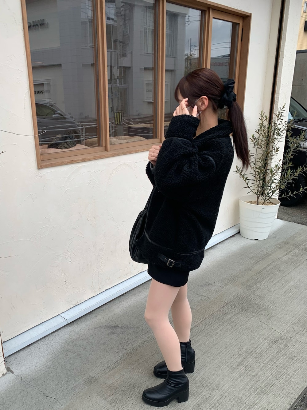 グレー系のニット/セーター、ブラック系のブルゾン、ブラック系のその他パンツを着用したレディースの冬コーディネートの2枚目の写真