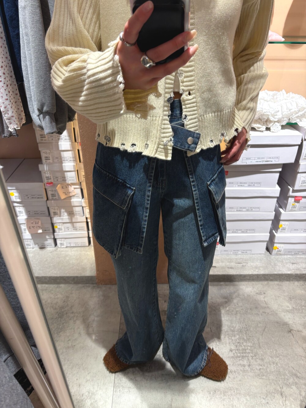 ホワイト系のカーディガン/ボレロ、ブルー系のデニムパンツを着用したレディースの春コーディネートの4枚目の写真