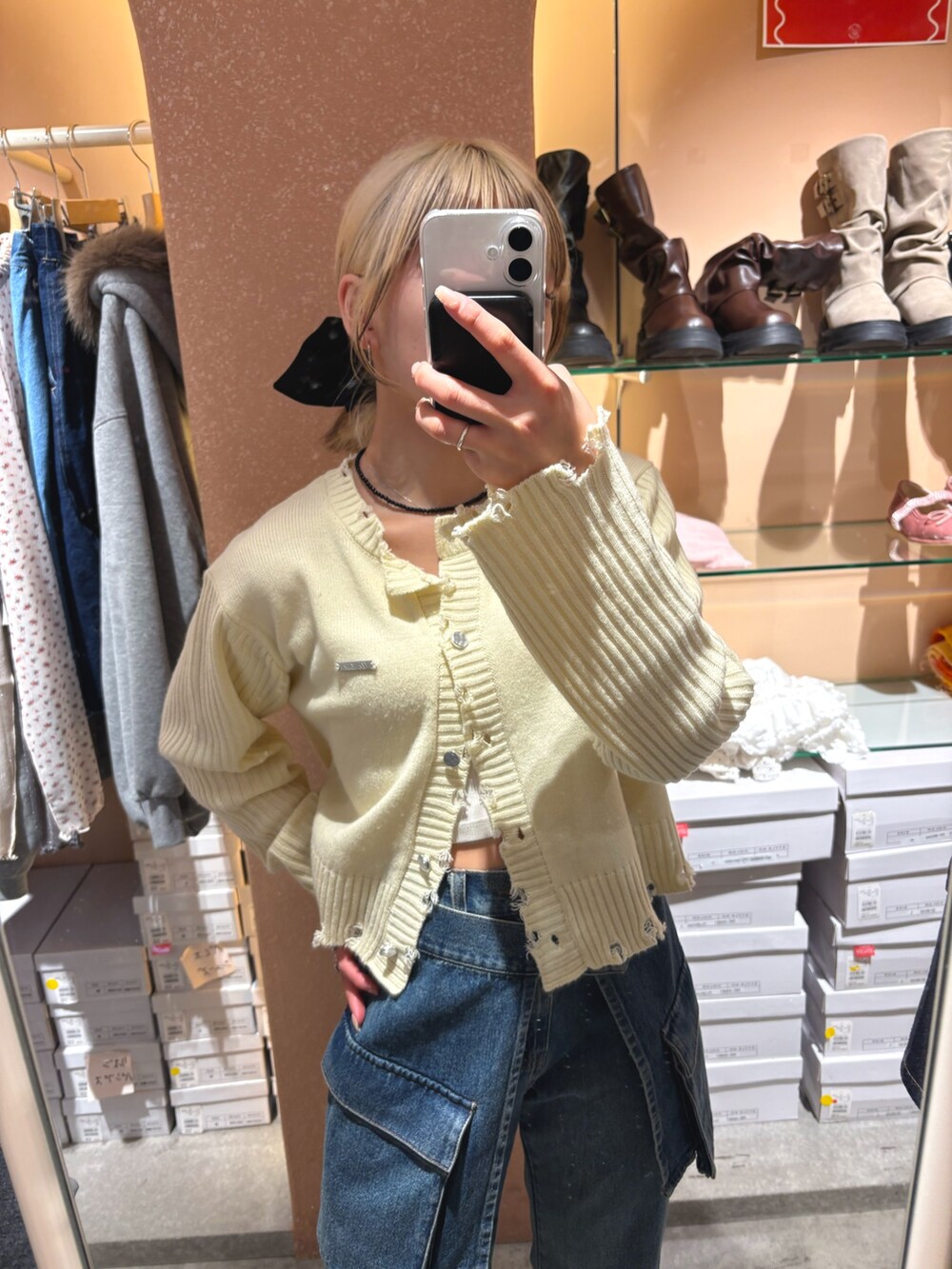 ホワイト系のカーディガン/ボレロ、ブルー系のデニムパンツを着用したレディースの春コーディネートの3枚目の写真