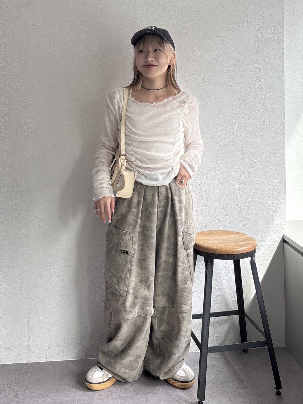 ホワイト系のTシャツ/カットソー、グリーン系のその他パンツを着用したレディースの春コーディネートの5枚目の写真