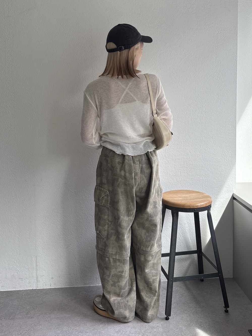 ホワイト系のTシャツ/カットソー、グリーン系のその他パンツを着用したレディースの春コーディネートの3枚目の写真