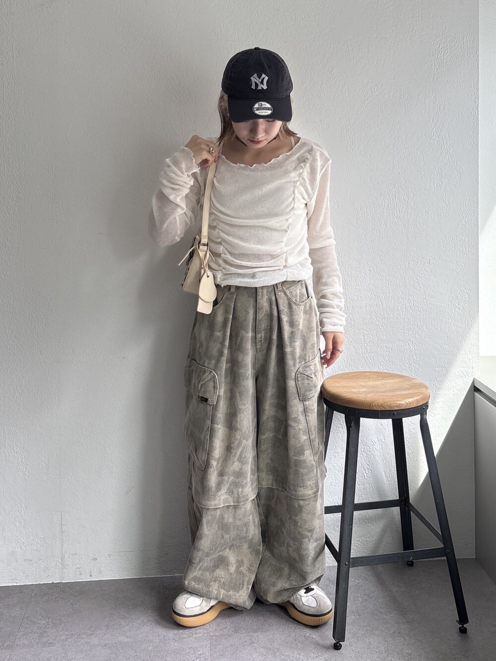 ホワイト系のTシャツ/カットソー、グリーン系のその他パンツを着用したレディースの春コーディネートの4枚目の写真