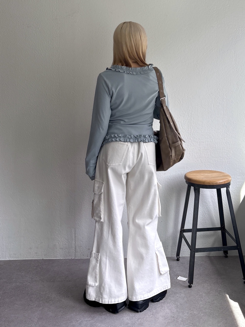 ブルー系のTシャツ/カットソー、ホワイト系のデニムパンツ、ブラウン系のトートバッグを着用したレディースの春コーディネートの2枚目の写真