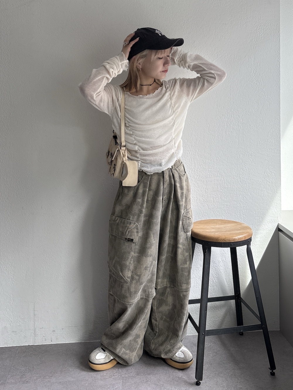 ホワイト系のTシャツ/カットソー、グリーン系のその他パンツを着用したレディースの春コーディネートの2枚目の写真