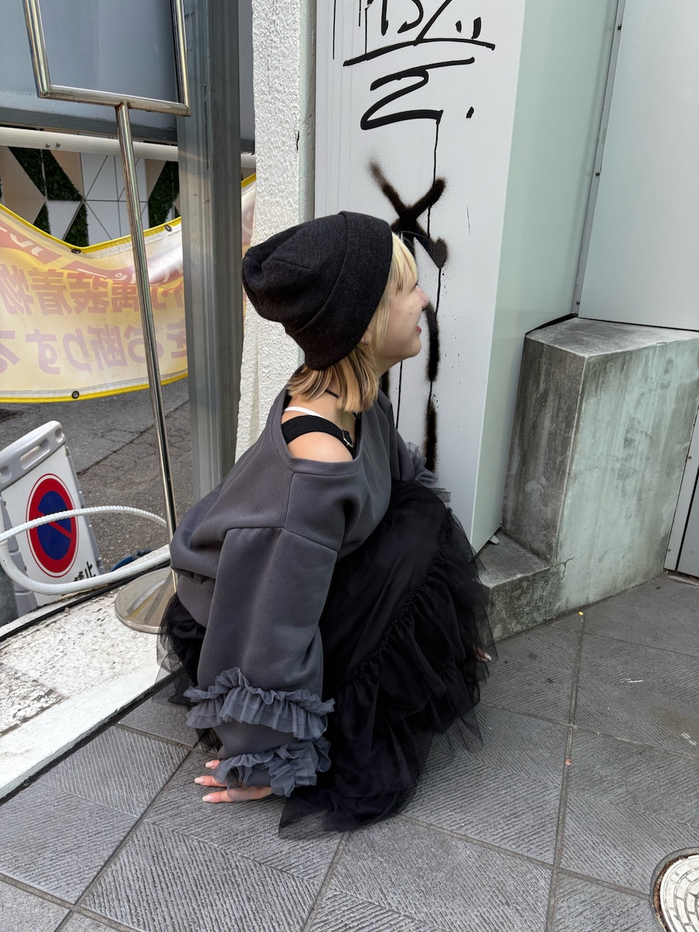 グレー系のTシャツ/カットソー、ブラック系のジャンパースカートを着用したレディースの冬コーディネートの4枚目の写真