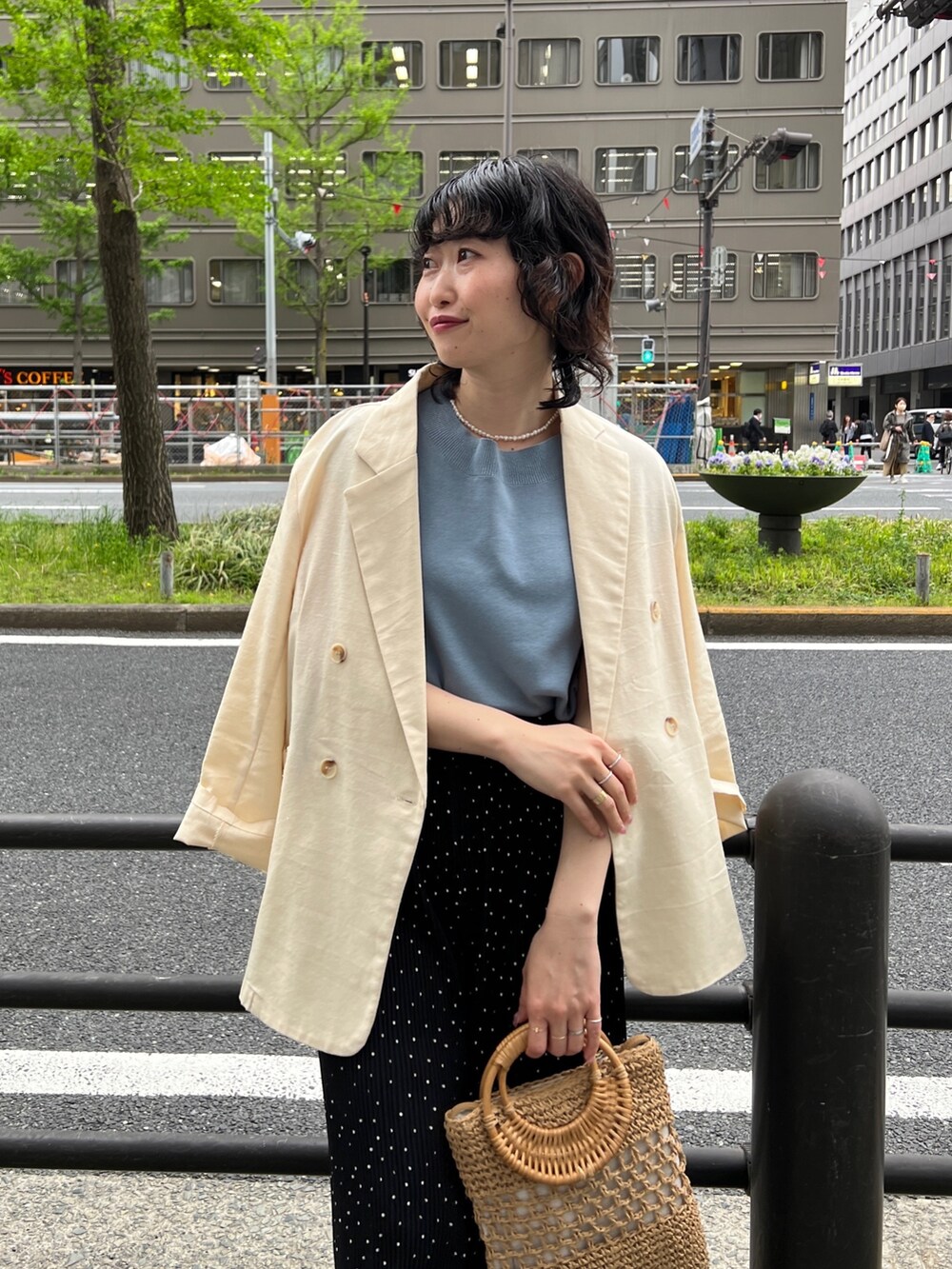「ショップスタッフの推しトップス、ショップスタッフのモノトーン、ショップスタッフのおしゃれ配色、シンプルコーデ、プチプラ、ビッグシルエット、休日スタイル、オフィスカジュアル、春夏コーデ、モード」｜「Chez toiのリネン混テーラードジャケット（テーラードジャケット、ホワイト系）」を使った、M a k oさん（レディース・155cm）の春コーディネートの2枚目の写真