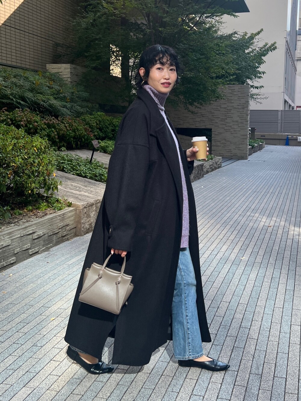 「ボストンバッグ、ニット、レイヤードスタイル、きれいめカジュアル、秋冬コーデ、ビッグシルエット、プチプラ、ロングコート、冬コーデ、デニム、タートルネック」｜「Chez toiのスタンドネックコート（その他アウター、ブラック系）」を使った、M a k oさん（レディース・155cm）の秋コーディネートの3枚目の写真