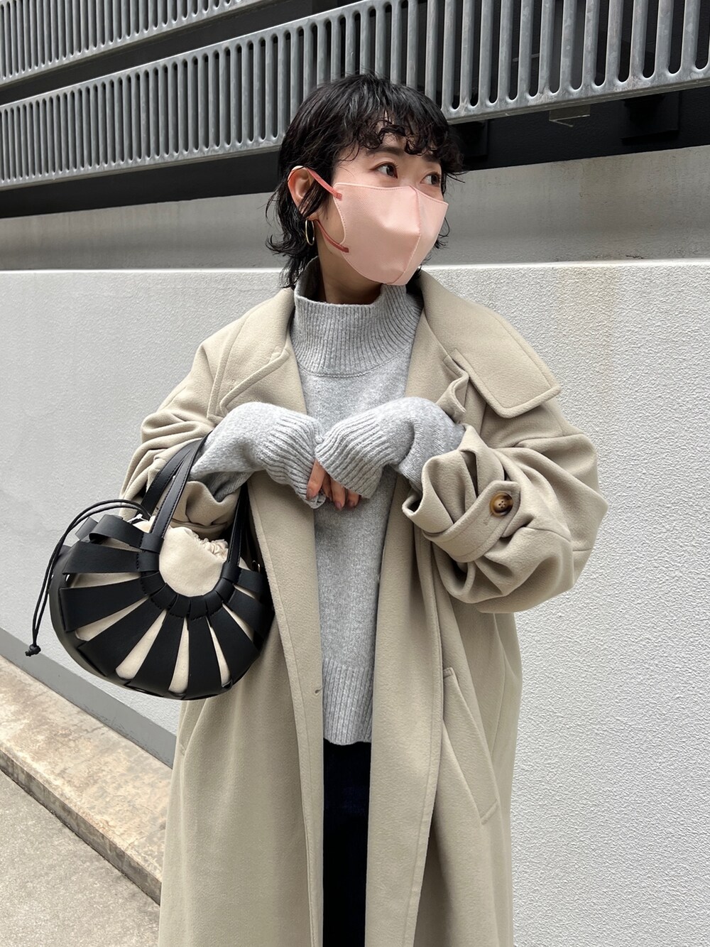 「クリスマスに着たい服、モード、レイヤードスタイル、マイベストコーデ2022、休日スタイル、チェスターコート、きれいめカジュアル、ニット、冬コーデ、ロングコート、デニム」｜「Chez toiのスタンドネックコート（その他アウター、グリーン系）」を使った、M a k oさん（レディース・155cm）の冬コーディネートの3枚目の写真