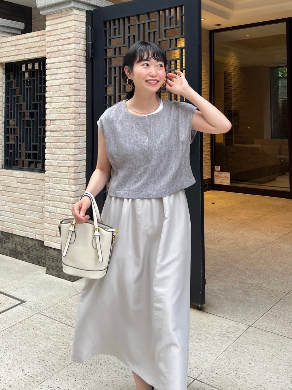「ショップスタッフの推しワンピ、このスタイルがお気に入り、淡色コーデ、セットアップ、お出かけコーデ、きれいめカジュアル、モノトーン、夏コーデ、休日スタイル、プチプラ、Coming soon...、オフィスカジュアル」｜「Chez toiのツイードプルオーバー×カット布帛ドッキングワンピース（ワンピース、グレー系）」を使った、M a k oさん（レディース・155cm）の夏コーディネートの2枚目の写真