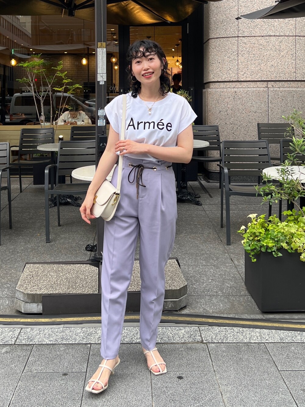 「淡色コーデ、フェススタイル、ロゴT、お出かけコーデ、オフィスカジュアル、夏セールで買いました、プチプラ、サンダル、きれいめカジュアル」｜「Chez toiの機能素材ノースリロゴプルオーバー（Tシャツ/カットソー、ホワイト系）」を使った、M a k oさん（レディース・155cm）の夏コーディネートの2枚目の写真