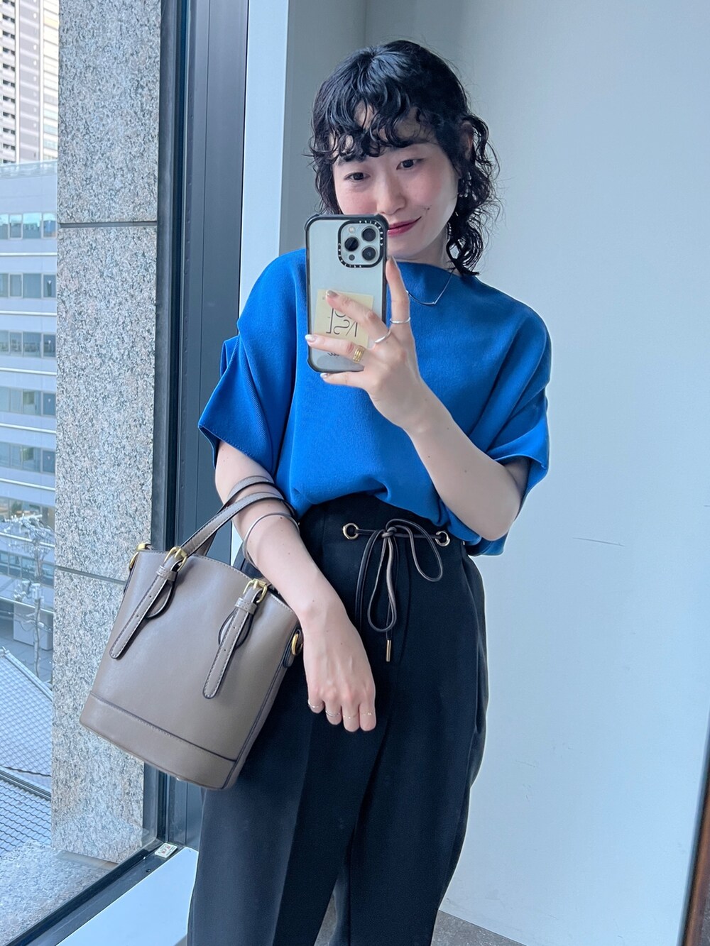 「ビッグシルエット、韓国ファッション、お出かけコーデ、オフィスカジュアル、夏セールで買いました、プチプラ、モノトーン、きれいめカジュアル」｜「Chez toiのウォッシャブル軽量アップスリーブプルオーバー（ニット/セーター、ブルー系）」を使った、M a k oさん（レディース・155cm）の夏コーディネートの2枚目の写真