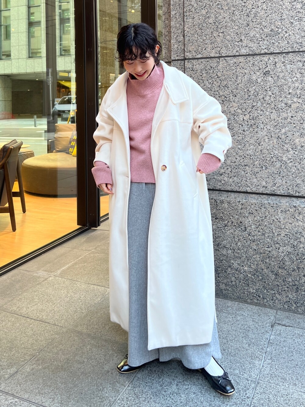 「服とコスメでなりたい自分に、レイヤードスタイル、マイベストコーデ2022、休日スタイル、チェスターコート、きれいめカジュアル、ニット、冬コーデ、ロングコート、ワントーンコーデ、ビッグシルエット」｜「Chez toiのスタンドネックコート（その他アウター、ホワイト系）」を使った、M a k oさん（レディース・155cm）の冬コーディネートの4枚目の写真