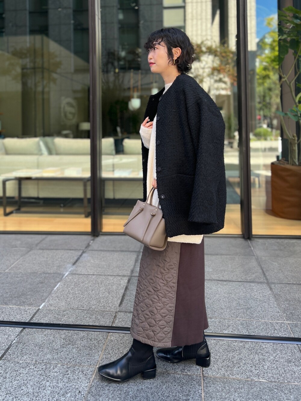 「シンプルコーデ、キルティング、グラデーション、ボストンバッグ、ニット、レイヤードスタイル、きれいめカジュアル、レザー、秋冬コーデ、プチプラ、ビッグシルエット、モノトーン、クリスマスに着たい服」｜「Chez toiのウール混ツイードミドルジャケット（ブルゾン、ブラック系）」を使った、M a k oさん（レディース・155cm）の秋コーディネートの2枚目の写真