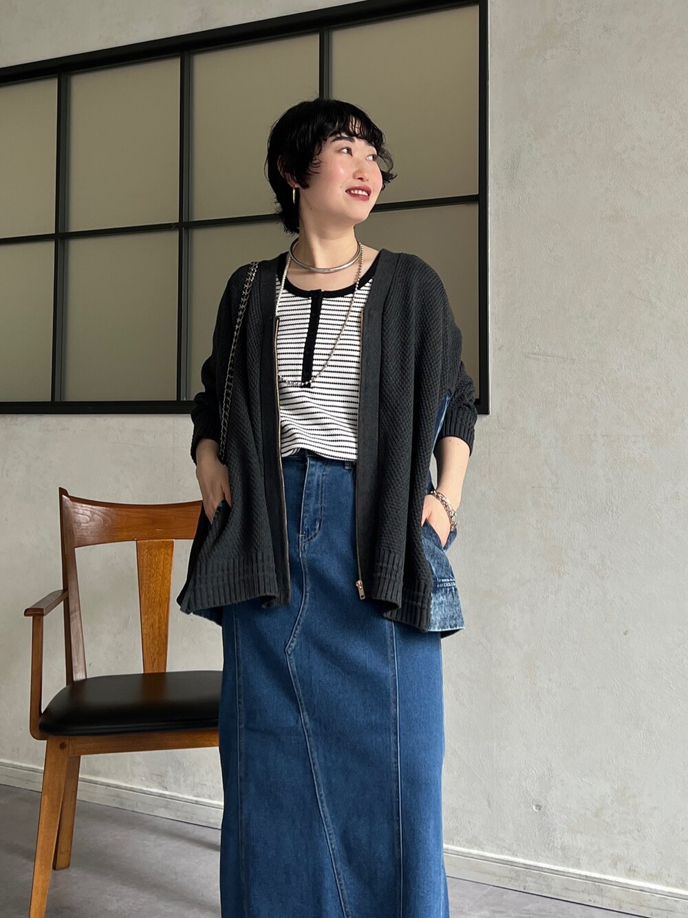 グレー系のカーディガン/ボレロ、ホワイト系のキャミソール、ブルー系のスカートを着用したレディースの冬コーディネートの3枚目の写真