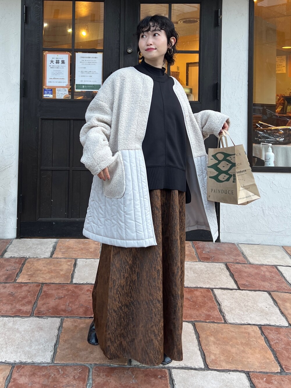 「タートルネック、モード、ボアジャケット、ホワイトコーデ、クリスマスに着たい服、レイヤードスタイル、ロングワンピース、マイベストコーデ2022、休日スタイル、韓国ファッション、きれいめカジュアル」｜「Chez toiの軽量ボンディング×リブ切替プルオーバー（Tシャツ/カットソー、ブラック系）」を使った、M a k oさん（レディース・155cm）の冬コーディネートの2枚目の写真