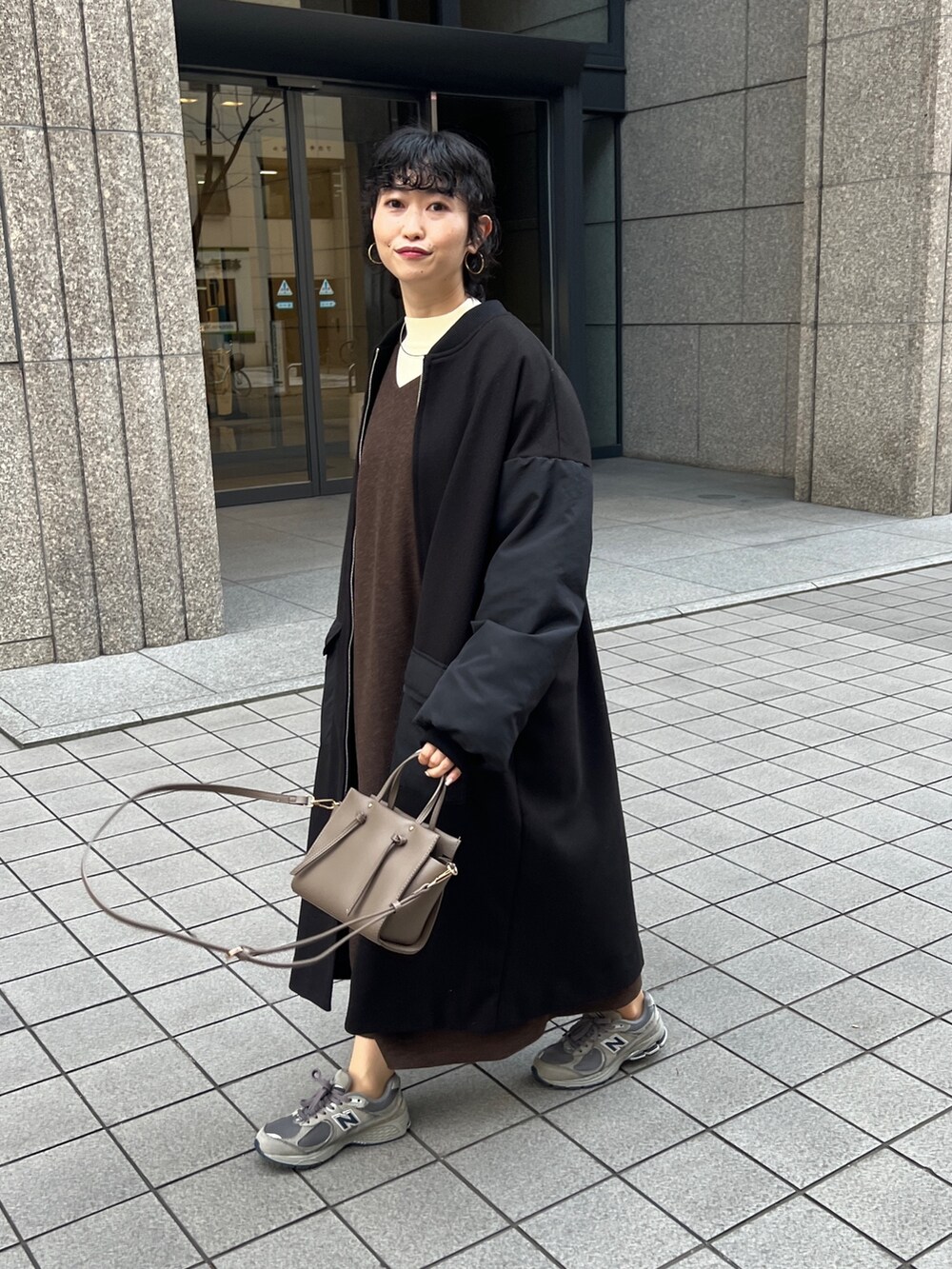 「スタジャン、ビッグシルエット、ニットワンピース、プチプラ、ロングコート、冬コーデ、トートバッグ、タートルネック、モード、ニューバランス、クリスマスに着たい服、きれいめカジュアル、スニーカー、休日コーデ、レイヤードスタイル」｜「Chez toiの生地切替ブルゾンコート（ブルゾン、ブラック系）」を使った、M a k oさん（レディース・155cm）の秋コーディネートの3枚目の写真