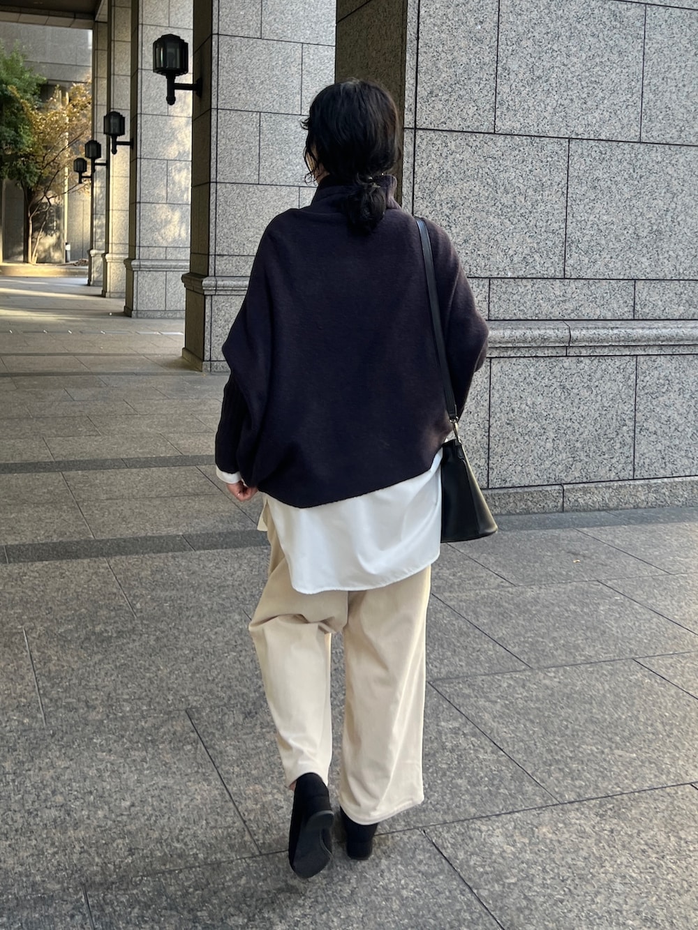 「ファッションを楽しもう、お出かけコーデ、プチプラ、きれいめカジュアル、冬コーデ、ニット、コーデュロイ、タートルネック、レイヤードスタイル」｜「Croisiereのアイテム（ニット/セーター、ブルー系）」を使った、M a k oさん（レディース・155cm）の秋コーディネートの4枚目の写真