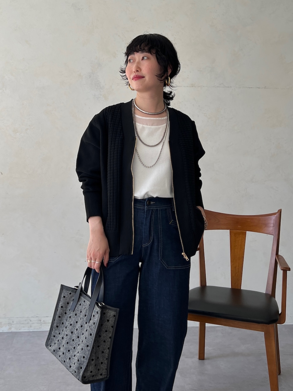 ブラック系のカーディガン/ボレロ、ホワイト系のキャミソール、ブルー系のその他パンツを着用したレディースの秋コーディネートの3枚目の写真