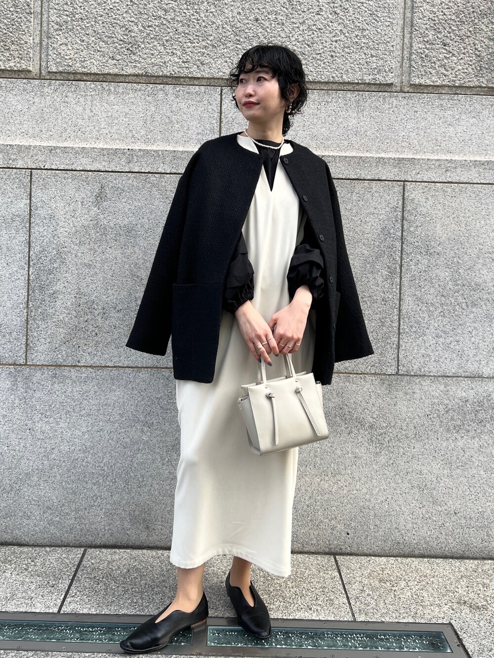 「淡色コーデ、きれいめカジュアル、ジャンパースカート、プチプラ、春色、ジャケット、オフィスカジュアル、卒業式、卒園式、モノトーン、春アウター、シンプルコーデ、春服みてみて」｜「Chez toiのツイードミドル丈ジャケットコート（ノーカラージャケット、ブラック系）」を使った、M a k oさん（レディース・155cm）の冬コーディネートの2枚目の写真