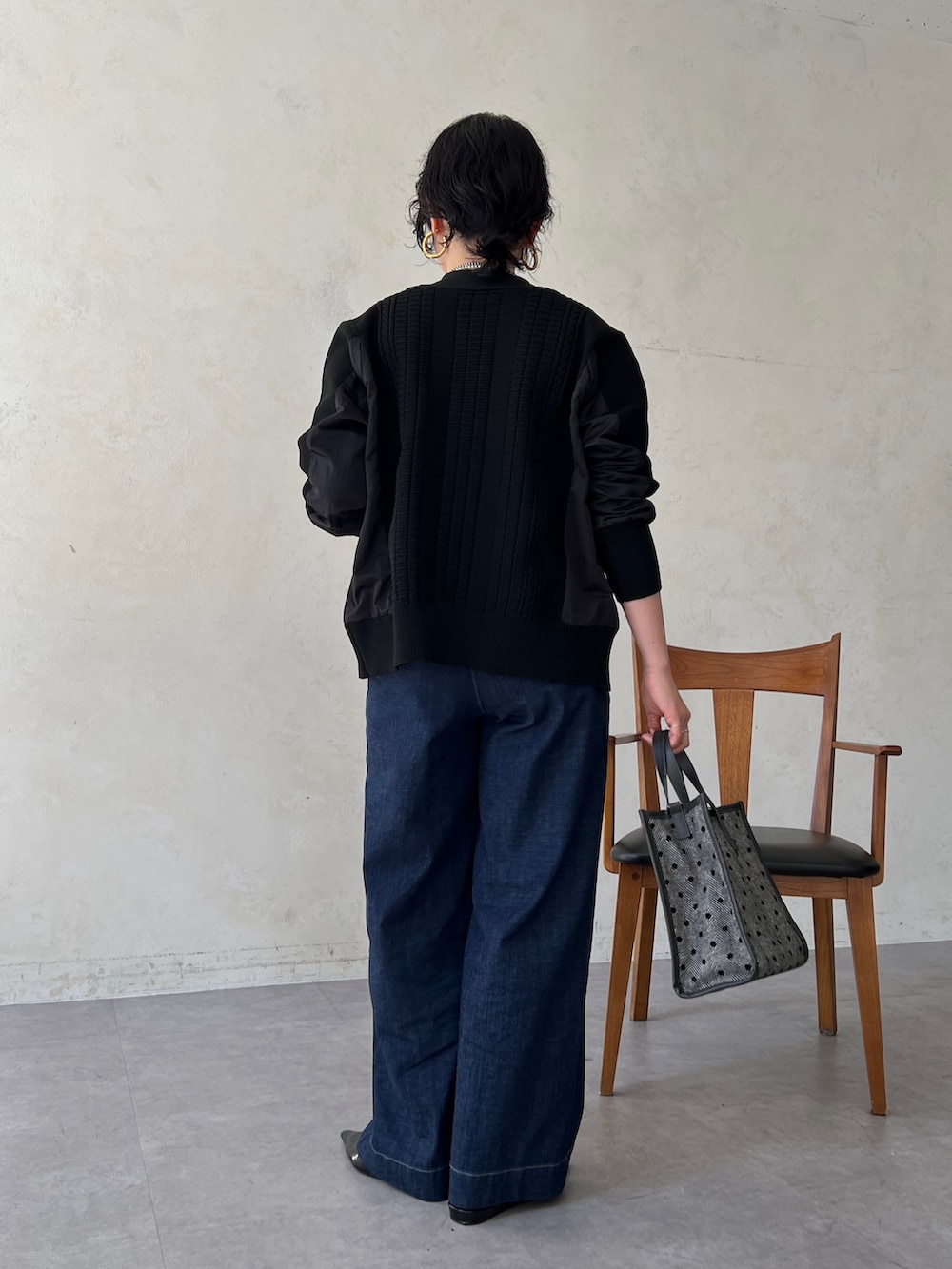ブラック系のカーディガン/ボレロ、ホワイト系のキャミソール、ブルー系のその他パンツを着用したレディースの秋コーディネートの2枚目の写真